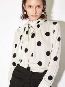 Engros den bedste kvindes silke skjorte med sorte prikker til kvinder til salg fra tøjfabrik